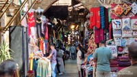 Pasar ini menawarkan beragam produk dan souvenir khas Mesir. Pasar ini merupakan salah satu pasar tertua di Kairo.