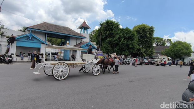 Uji coba kereta jenazah raja di komplek Keraton Kasunanan Surakarta, Senin (3/11/2025).
