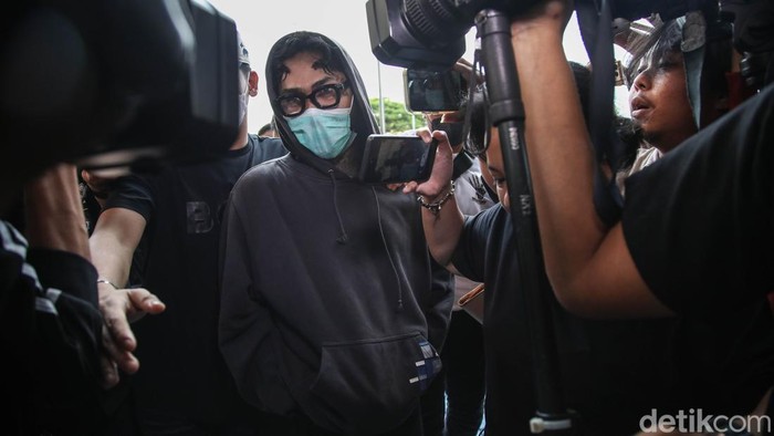 Musisi sekaligus aktor Onadio Leonardo menjalani pemeriksaan asesmen di Badan Narkotika Nasional Provinsi (BNNP) DKI Jakarta, Senin (3/11/2025), usai diamankan oleh Polres Metro Jakarta Barat terkait dugaan penyalahgunaan narkoba.