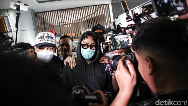 Musisi sekaligus aktor Onadio Leonardo menjalani pemeriksaan asesmen di Badan Narkotika Nasional Provinsi (BNNP) DKI Jakarta, Senin (3/11/2025), usai diamankan oleh Polres Metro Jakarta Barat terkait dugaan penyalahgunaan narkoba.