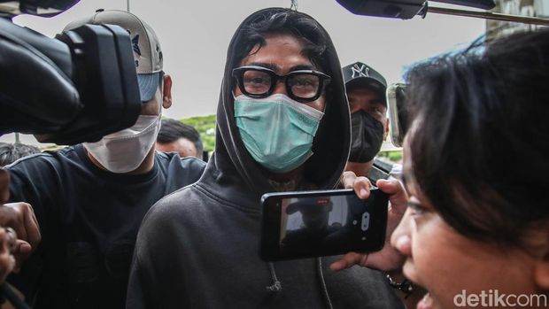 Musisi sekaligus aktor Onadio Leonardo menjalani pemeriksaan asesmen di Badan Narkotika Nasional Provinsi (BNNP) DKI Jakarta, Senin (3/11/2025), usai diamankan oleh Polres Metro Jakarta Barat terkait dugaan penyalahgunaan narkoba.
