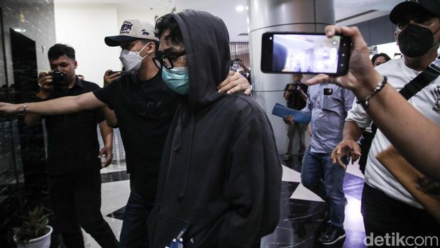 Musisi sekaligus aktor Onadio Leonardo menjalani pemeriksaan asesmen di Badan Narkotika Nasional Provinsi (BNNP) DKI Jakarta, Senin (3/11/2025), usai diamankan oleh Polres Metro Jakarta Barat terkait dugaan penyalahgunaan narkoba.