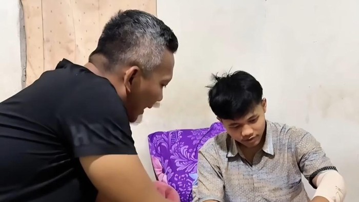 Wakil Wali Kota Bogor Jenal Mutaqin (kiri) menjenguk korban pembacokan (kanan) dipicu saling tatap muka (Tangkapan layar video)