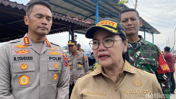 Wali Kota Semarang, Agustina Wilujeng di ujung tol Semarang-Demak, Kecamatan Gayamsari, Kota Semarang, Senin (3/11/2025).