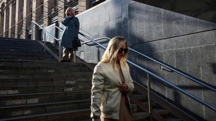 Suara sirene peringatan udara dan dentuman ledakan bukan lagi hal asing bagi warga Kyiv. Di tengah gempuran Rusia yang terus berlanjut, kehidupan di ibu kota Ukraina itu tetap berjalan. Warga memilih bertahan dan menjalani hari seperti biasa, seolah menolak tunduk pada ketakutan perang. REUTERS/Gleb Garanich