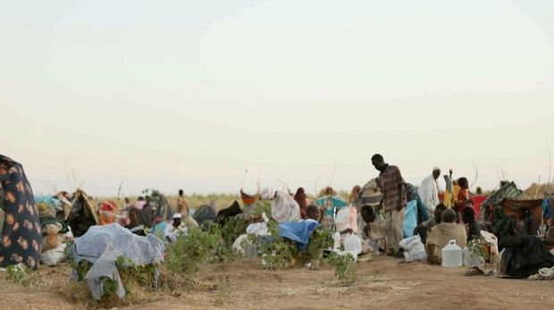 Warga Sudan yang terusir berkumpul dan duduk di tenda-tenda darurat setelah melarikan diri dari kota Al-Fashir di Darfur, di Tawila, Sudan, 29 Oktober 2025. (REUTERS/Mohamed Jamal)