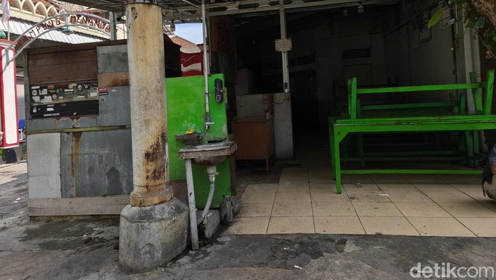 Warung Bakso di kawasan Gading, Kecamatan Pasarkliwon, Kota Solo yang disebut non halal, Senin (3/11/2025).