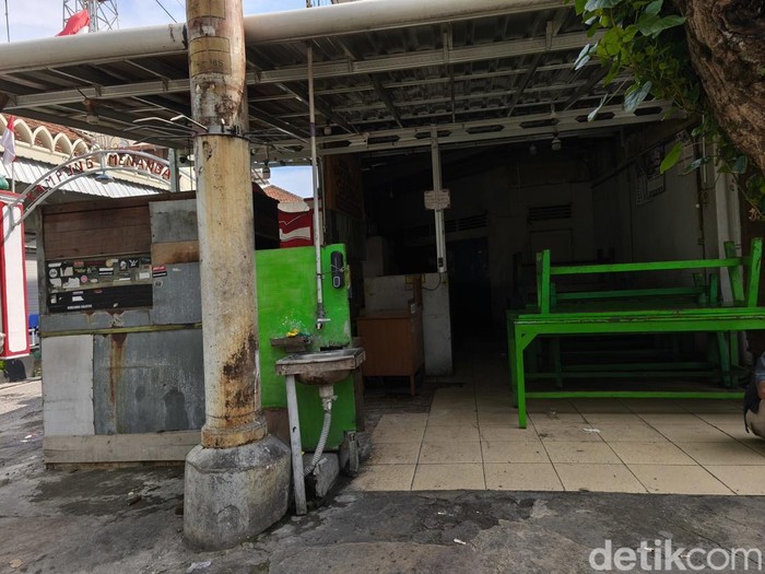 Warung Bakso di kawasan Gading, Kecamatan Pasarkliwon, Kota Solo yang disebut non halal, Senin (3/11/2025).