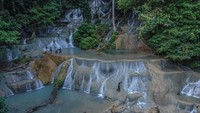 Sejumlah pengunjung menikmati panorama Air Terjun Moramo di Desa Sumber Sari, Konawe Selatan, Sulawesi Tenggara. Foto: ANTARA FOTO/Andry Denisah