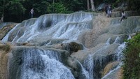 Air terjun yang berada di kawasan Hutan Suaka Alam Tanjung Peropa ini memiliki tujuh undakan utama dan sekitar 60 undakan kecil yang menambah pesonanya. Foto: ANTARA FOTO/Andry Denisah
