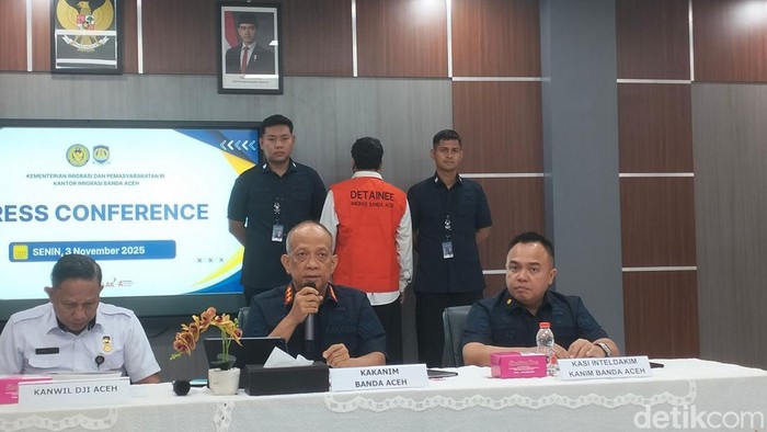 WN Pakistan, MB dihadirkan dalam konferensi pers usai ditangkap Imigrasi Banda Aceh karena bekerja sebagai pembuat roti. (Foto: Agus Setyadi/detikSumut).