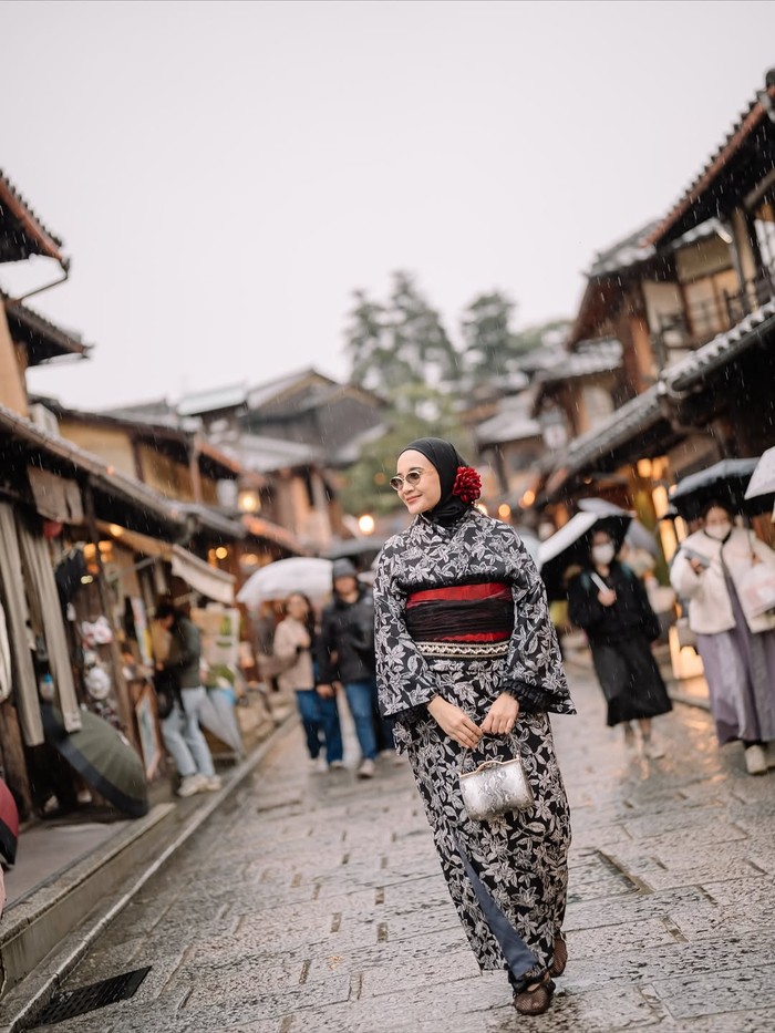 Zaskia Sungkar dan Irwansyah mengunggah foto maternity di Jepang.