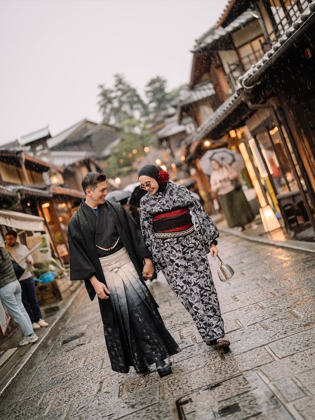 Zaskia Sungkar dan Irwansyah mengunggah foto maternity di Jepang.