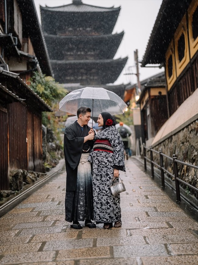 Zaskia Sungkar dan Irwansyah mengunggah foto maternity di Jepang.