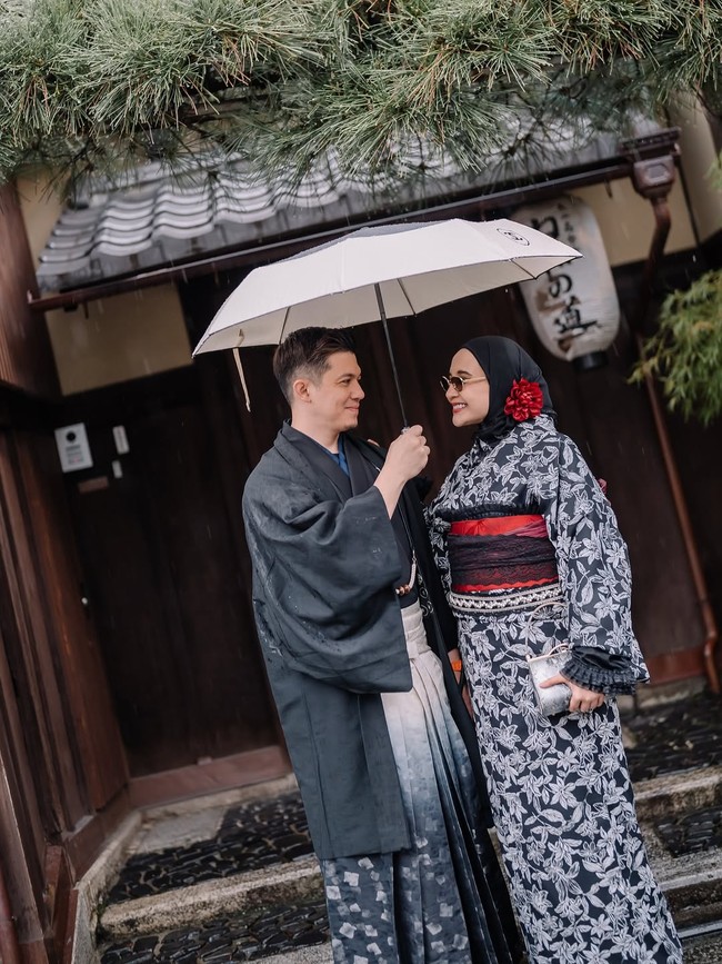 Zaskia Sungkar dan Irwansyah mengunggah foto maternity di Jepang.