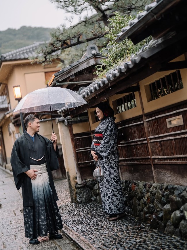 Zaskia Sungkar dan Irwansyah mengunggah foto maternity di Jepang.