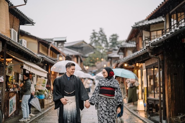 Zaskia Sungkar dan Irwansyah mengunggah foto maternity di Jepang.