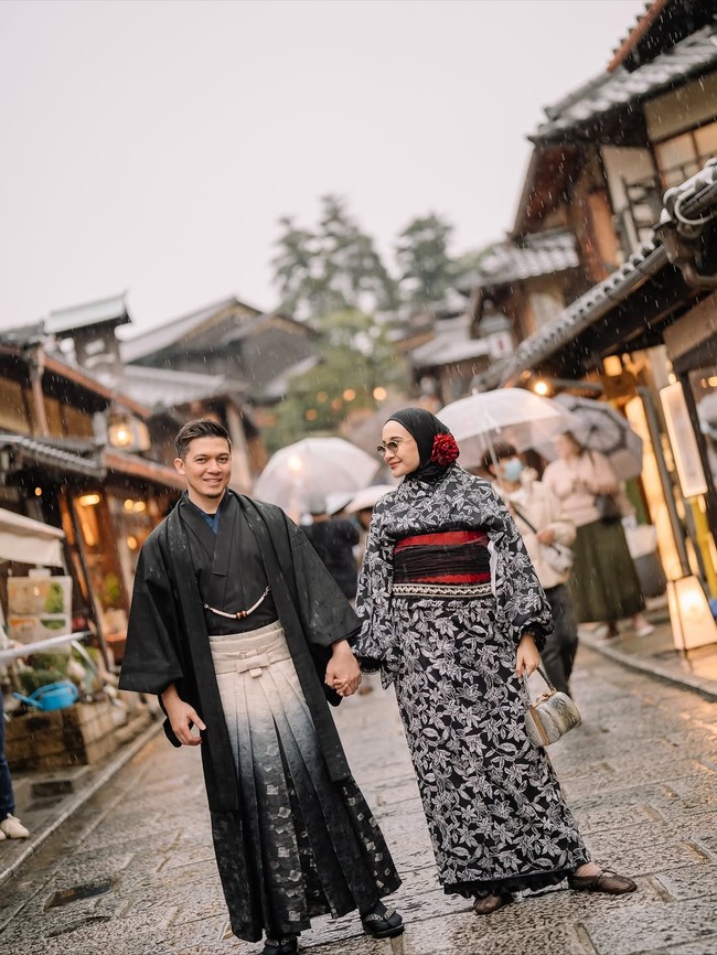 Zaskia Sungkar dan Irwansyah mengunggah foto maternity di Jepang.