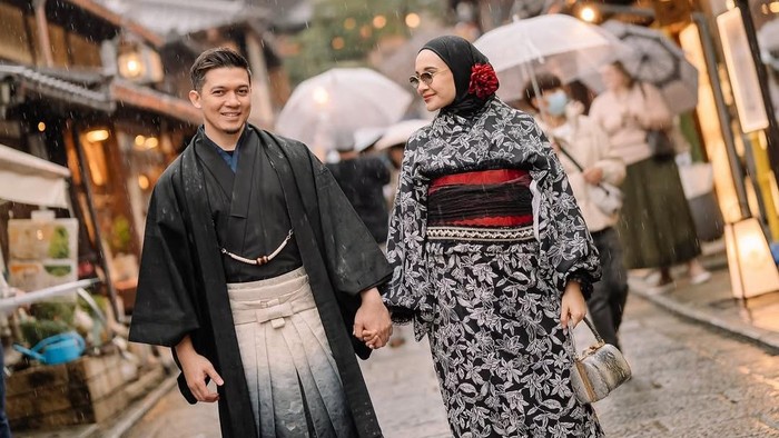 Zaskia Sungkar dan Irwansyah mengunggah foto maternity di Jepang.