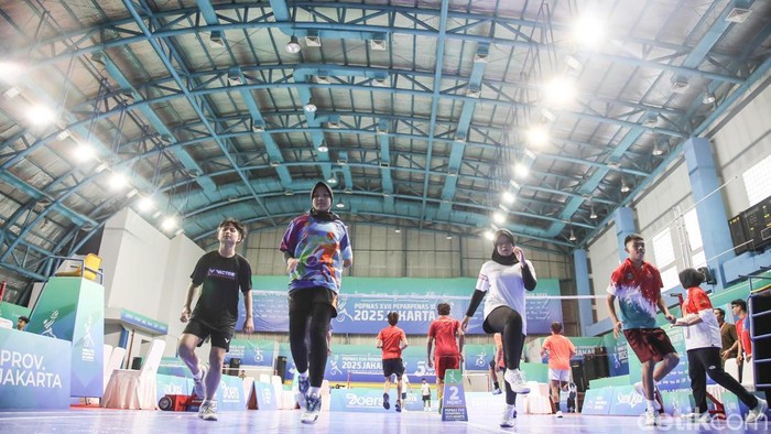 Sejumlah atlet badminton paralimpik latihan untuk persiapan turnamen Pekan Paralimpik Nasional (PERPENAS) di Gor Pulogadung, Jakarta Timur, Selasa (4/11/2025).