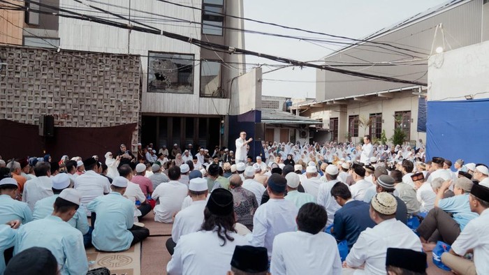 Anggota DPR RI nonaktif Ahmad Sahroni menggelar pengajian bareng warga di kawasan Kebon Bawang, Tanjung Priok, Jakarta Utara, Minggu (2/11/2025).