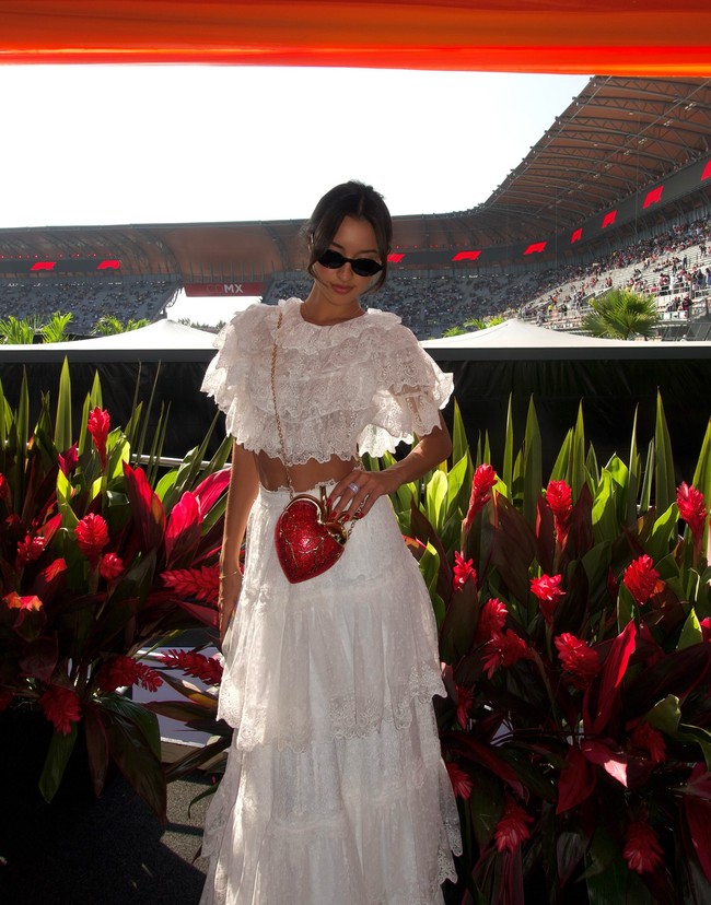 Wanita cantik 24 tahun keturunan Prancis, Meksiko, dan Italia itu disebut lulusan kampus elite, École du Louvre di Paris jurusan sejarah seni.  Foto: Instagram @alexandrasaintmleux