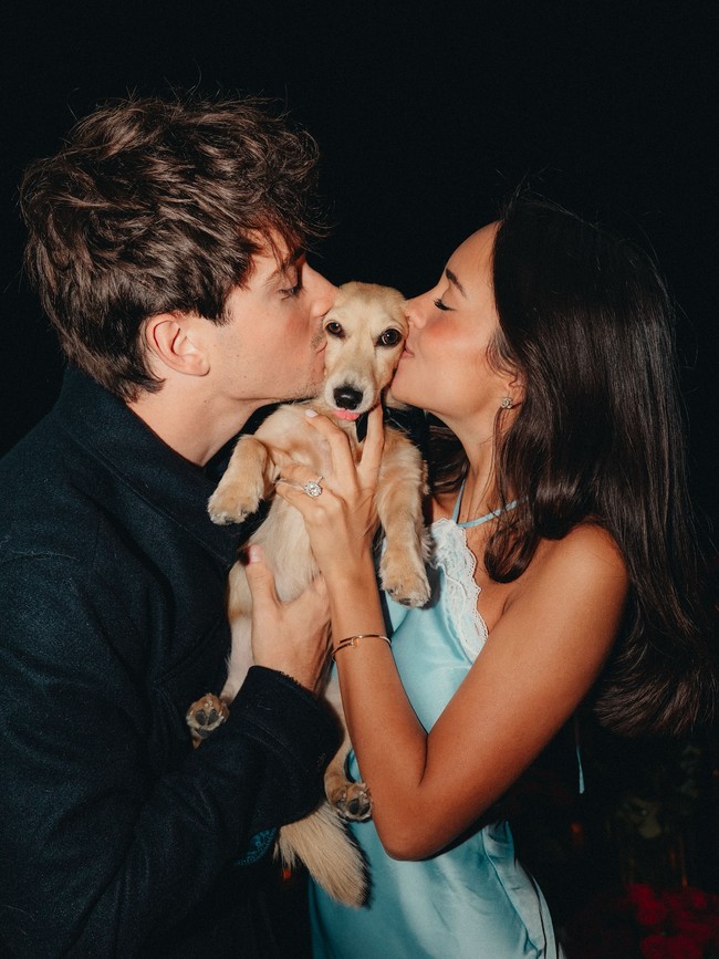 Charles Leclerc mengumumkan pertunangannya dengan Alexandra Saint Mleux. Pembalap 28 tahun itu membagikan kabar bahagia tersebut melalui Instagram bersama anjing mereka, Leo. Foto: Instagram @alexandrasaintmleux