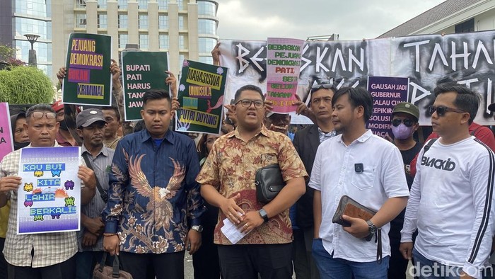 Pengacara AMPB, Naufal Sebastian (baju batik) dan Kristoni (baju putih) di halaman Mapolda Jateng, Kecamatan Semarang Selatan, Selasa (4/11/2025).