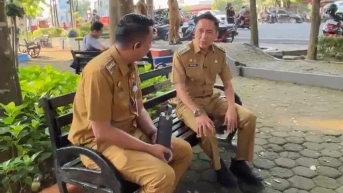Wali Kota Palembang Ratu Dewa dan Camat Gandus Palembang Jufriansyah saat menunggu angkutan umum