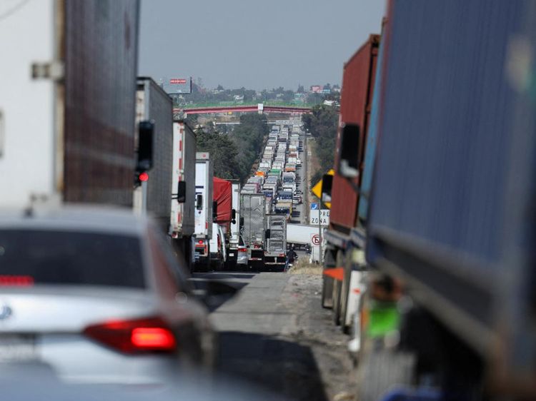 Arus Logistik Meksiko Lumpuh Imbas Sopir Blokade Tol