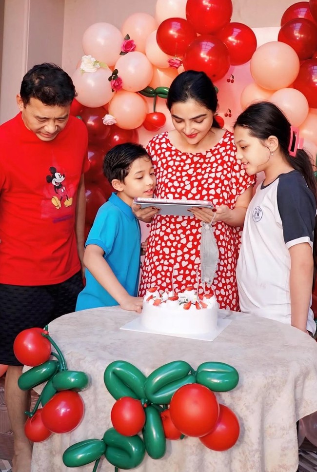 Di keterangan unggahannya Ashanty bercerita bahwa biasanya ia mendapat kejutan tepat di tengah malam. Namun khusus tahun ini dirinya sudah meminta agar tak diberi kejutan tengah malam. udah wanti2 tahun ini aku nggak mau di surprise tengah malam, karena ada yg mau aku lakukan sendirian tepat jam 12, ehhh tetep aja bangun tidur nggak lama anak2 mau sekolah suru tiup lilin, tulis Ashanty. Foto: Instagram/@ashanty_ash