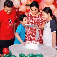 Di keterangan unggahannya Ashanty bercerita bahwa biasanya ia mendapat kejutan tepat di tengah malam. Namun khusus tahun ini dirinya sudah meminta agar tak diberi kejutan tengah malam. udah wanti2 tahun ini aku nggak mau di surprise tengah malam, karena ada yg mau aku lakukan sendirian tepat jam 12, ehhh tetep aja bangun tidur nggak lama anak2 mau sekolah suru tiup lilin, tulis Ashanty. Foto: Instagram/@ashanty_ash