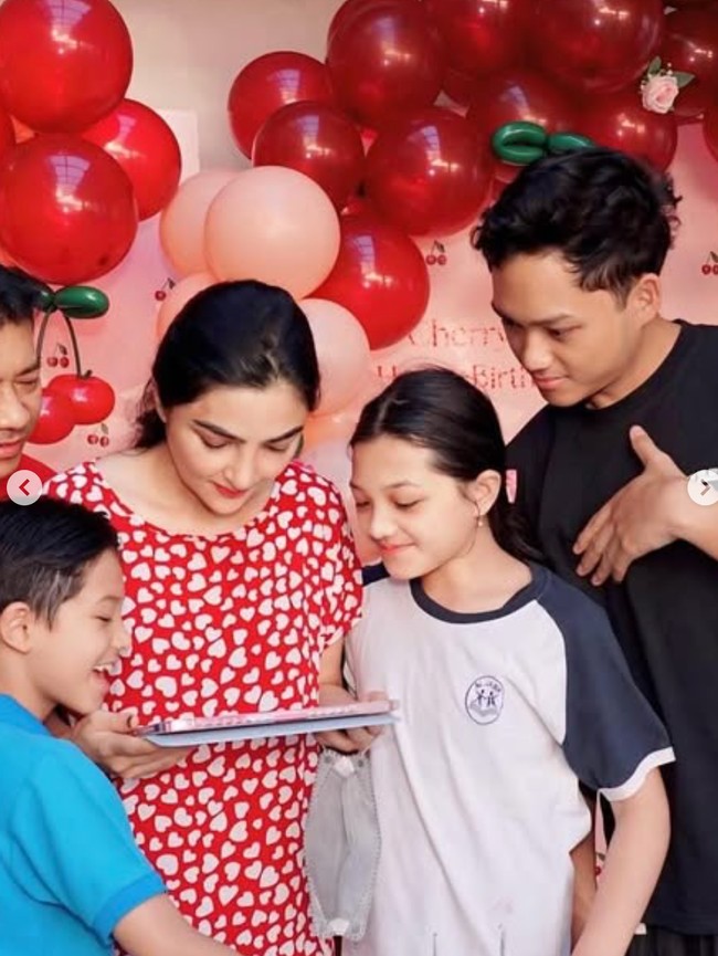 Tampil natural, Ashanty pun terlihat masih mengenakan daster dan rambutnya tampak hanya diikat setengah. hehe belum mandi, mana masih dasteran, coba tau gitu aku bawa baju tidur gambar Cherry, tambah Ashanty. Foto: Instagram/@ashanty_ash