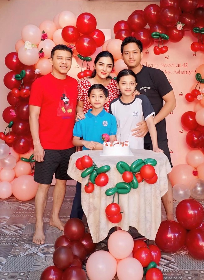 Kejutan ulang tahun tersebut tampaknya memang sudah direncanakan dengan matang. Terlihat dekorasi cantik bernuansa merah dengan tema buah cherry sudah dipersiapkan di salah satu sudut rumahnya. Foto: Instagram/@ashanty_ash