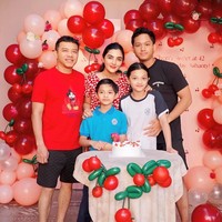 Kejutan ulang tahun tersebut tampaknya memang sudah direncanakan dengan matang. Terlihat dekorasi cantik bernuansa merah dengan tema buah cherry sudah dipersiapkan di salah satu sudut rumahnya. Foto: Instagram/@ashanty_ash