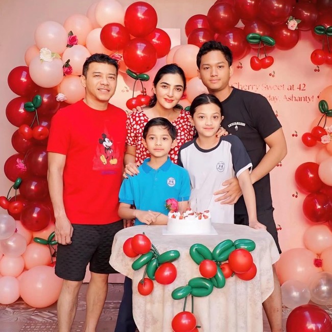 8 Foto Ashanty Dapat Kejutan Ultah ke-42, Tampil Natural Pakai Daster