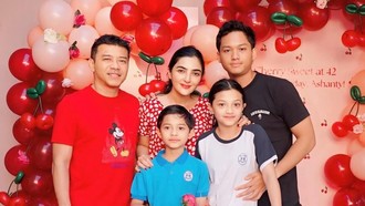 8 Foto Ashanty Dapat Kejutan Ultah ke-42, Tampil Natural Pakai Daster