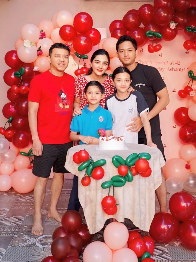 8 Foto Ashanty Dapat Kejutan Ultah ke-42, Tampil Natural Pakai Daster