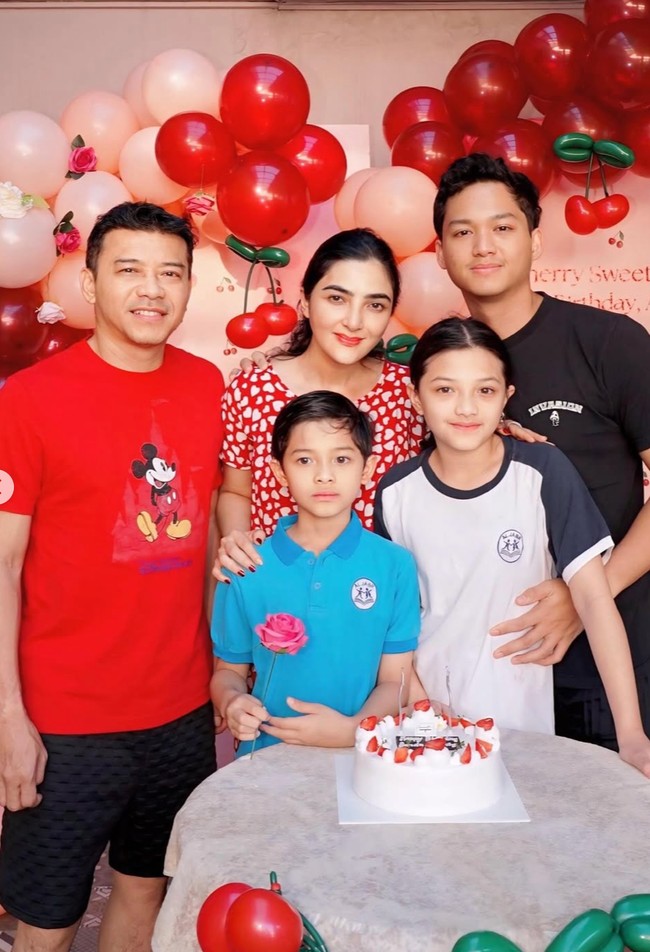 Tampil simpel, Anang dan 3 anaknya, Azriel, Arsy, dan Arsya juga turut berpose bersama. Foto: Instagram/@ashanty_ash