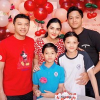 Tampil simpel, Anang dan 3 anaknya, Azriel, Arsy, dan Arsya juga turut berpose bersama. Foto: Instagram/@ashanty_ash