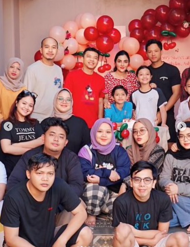 Tak hanya keluarga, para karyawan Anang dan Ashanty juga ikut memberikan kejutan. Foto: Instagram/@ashanty_ash
