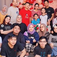 Tak hanya keluarga, para karyawan Anang dan Ashanty juga ikut memberikan kejutan. Foto: Instagram/@ashanty_ash