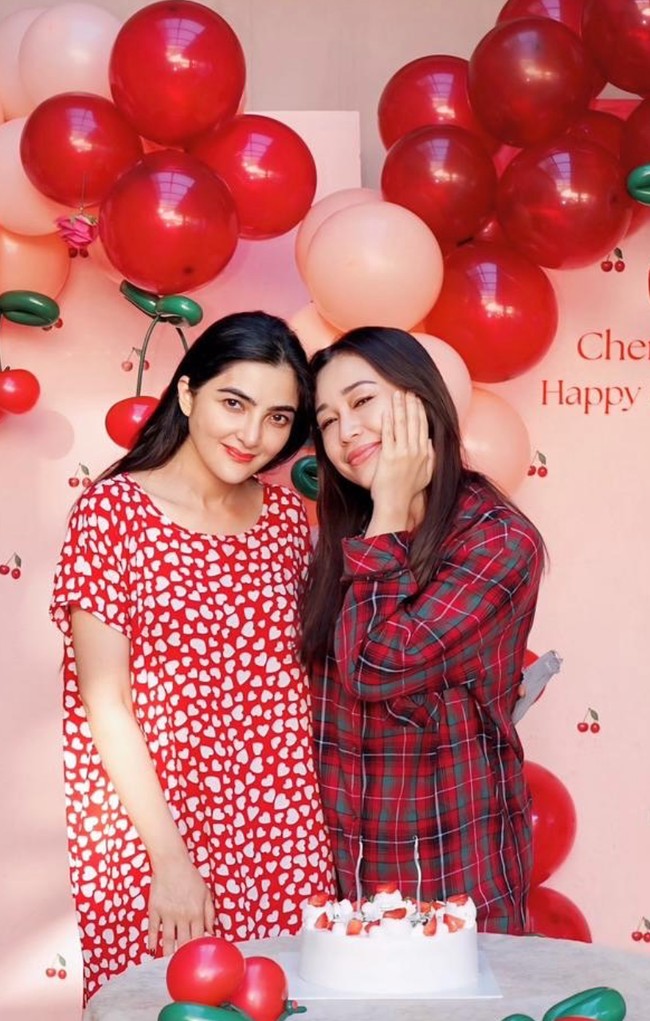 Kenakan daster merah bermotif hati, Ashanty tampil memamerkan kecantikan naturalnya. Hanya riasan minimalis seperti lipstik merah yang terlihat dipakai olehnya. Foto: Instagram/@ashanty_ash