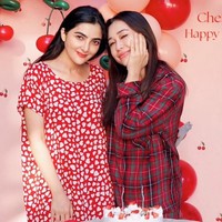 Kenakan daster merah bermotif hati, Ashanty tampil memamerkan kecantikan naturalnya. Hanya riasan minimalis seperti lipstik merah yang terlihat dipakai olehnya. Foto: Instagram/@ashanty_ash