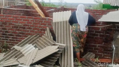 Atap rumah yang rusak akibat diterjang angin puting beliun dan hujan deras di Desa Pemongkong, Kecamatan Jerwaru, Lombok Timur, NTB, Senin (3/11/2025).