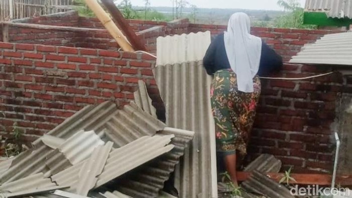 Atap rumah yang rusak akibat diterjang angin puting beliun dan hujan deras di Desa Pemongkong, Kecamatan Jerwaru, Lombok Timur, NTB, Senin (3/11/2025).