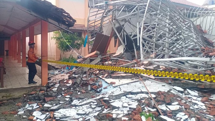 Atap SMKN 1 Gunung Putri ambruk (dok. Istimewa)