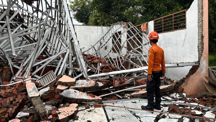 Atap SMKN 1 Gunung Putri ambruk (dok. Istimewa)
