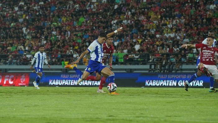 Bali United vs Persib Bandung.