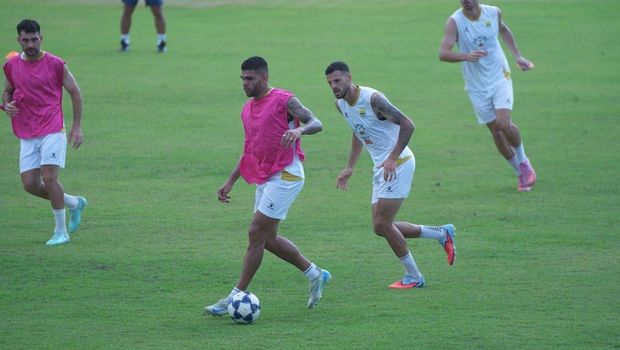 Bali United vs Persib Bandung. Bali United vs Persib Bandung.